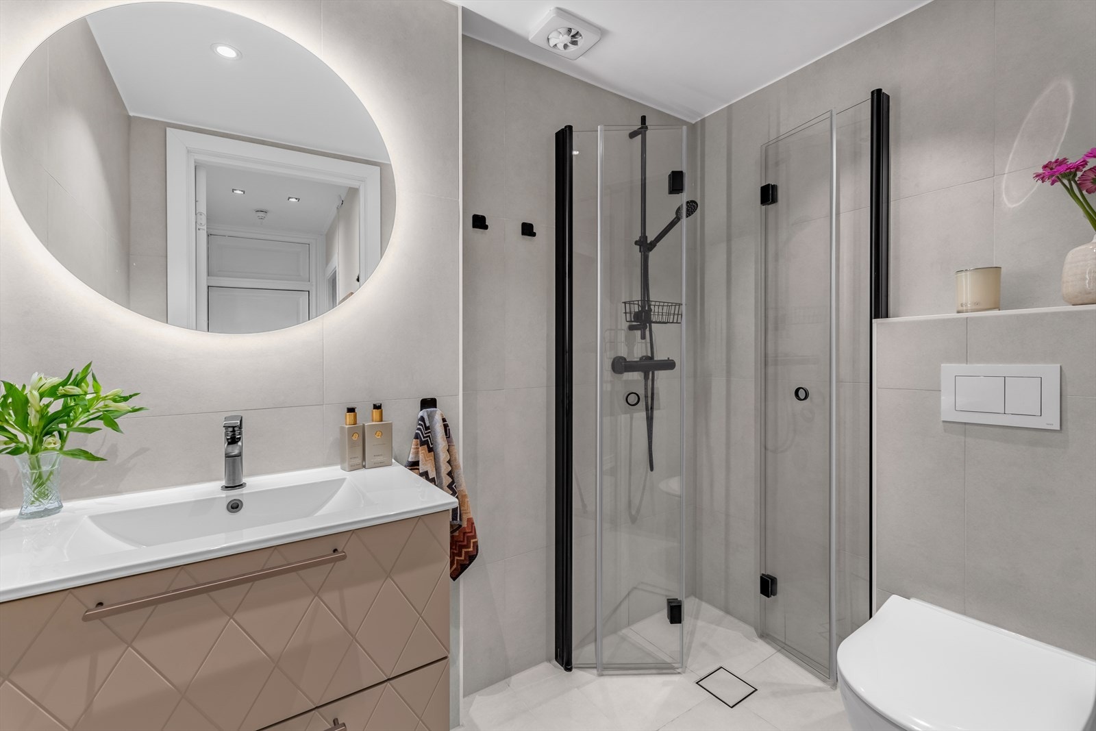 Delikat flislagt bad renovert i 2023 med servant, dusjhjørne og wc. Galleribilde