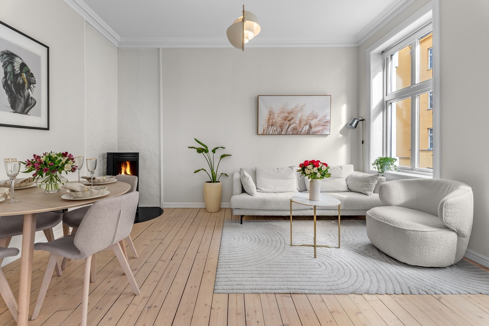 Pene overflater på vegg og himling samt originalt heltre gulv. Galleribilde