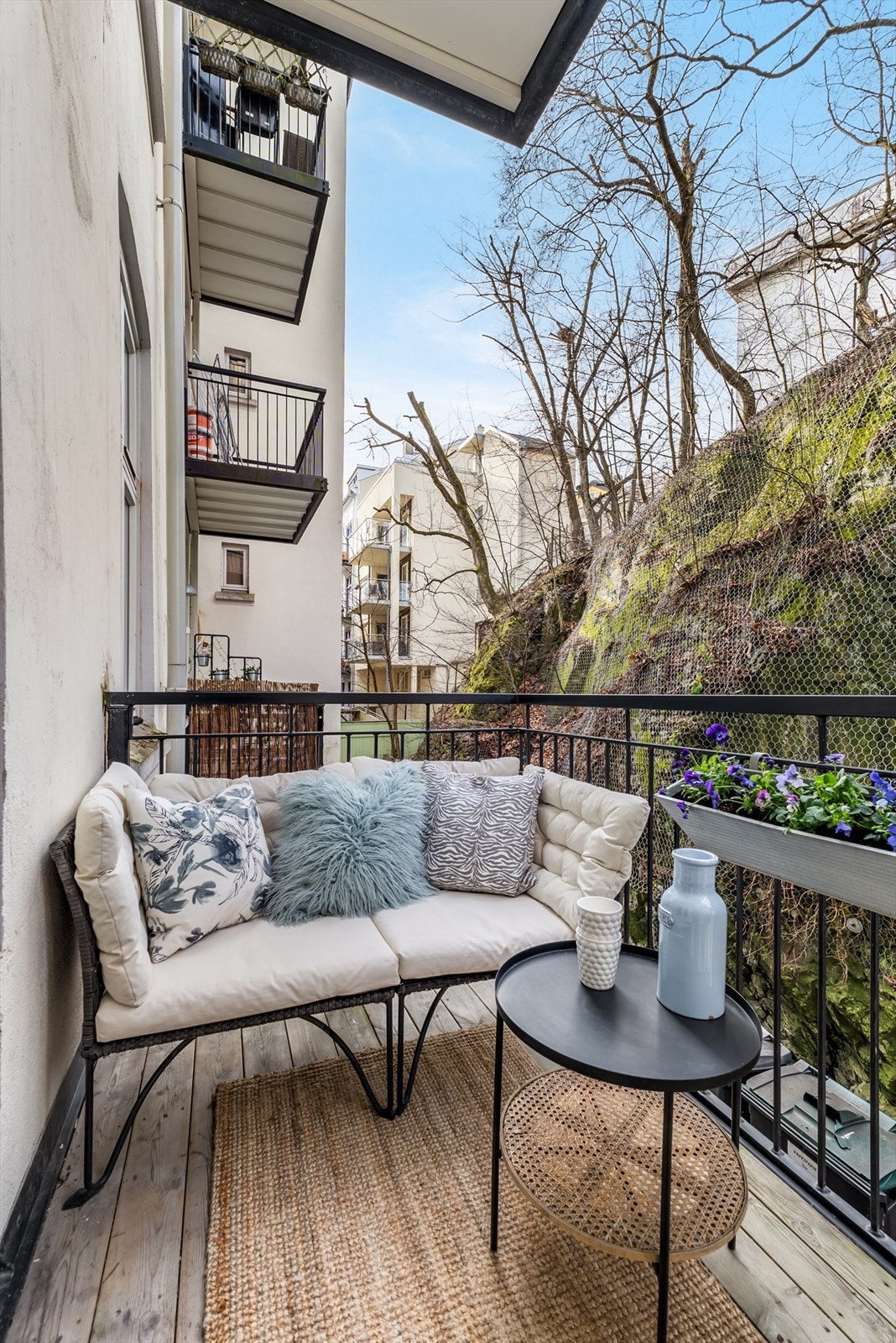 God plass til utemøbler, planter og grill. Galleribilde