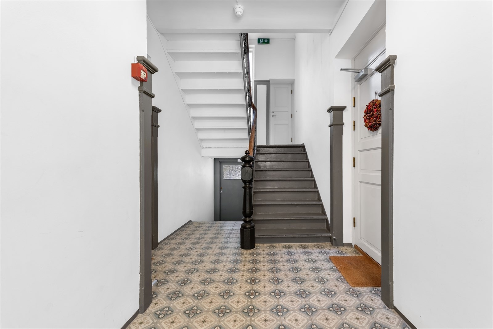 Pent inngangsparti/trappeløp med historiske fliser. Kjellerbod på 6 m², loftsbod på 5 m² (9 m² gulvareal) og bod i trappen som deles med naboen. Galleribilde