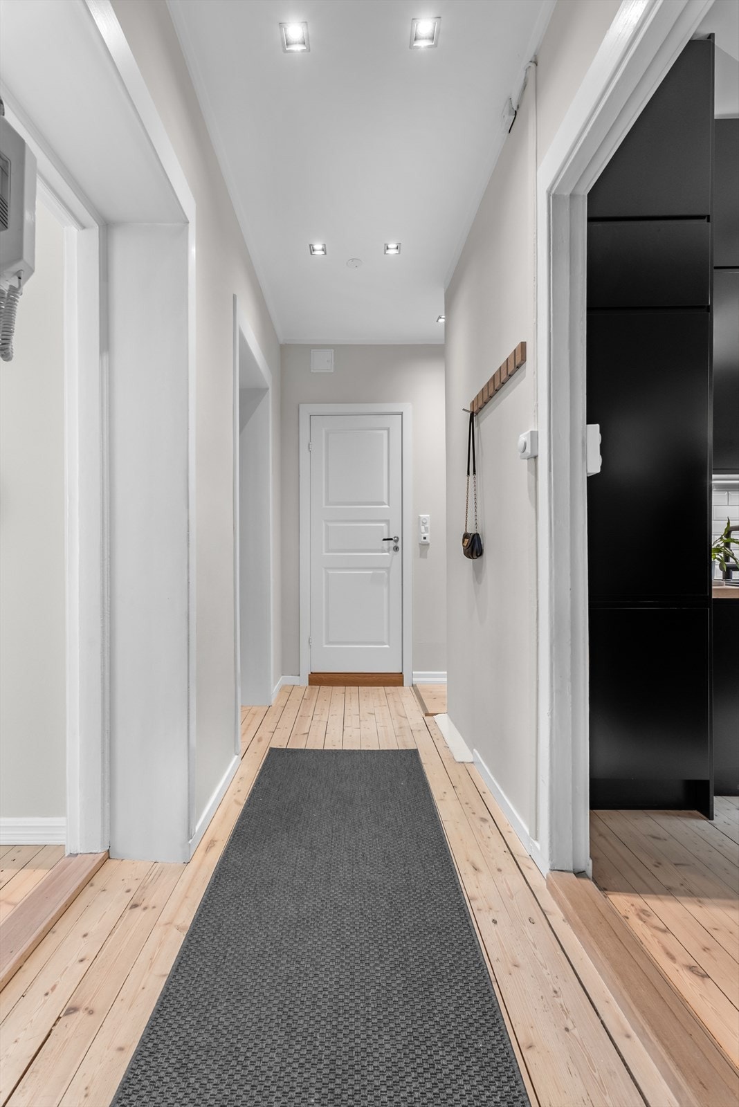 Gang midt i boligen med nedsenket himling og adkomst til alle rom. Galleribilde