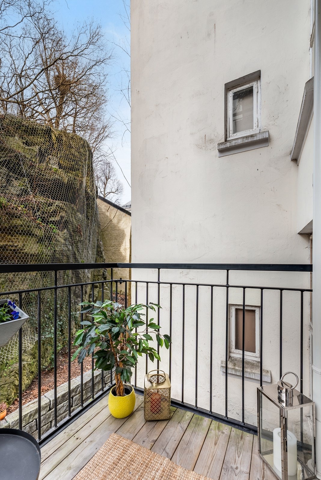 Balkongen har terrassebord som dekke og spilerekkverk i stål. Ingen gjenboere. Galleribilde