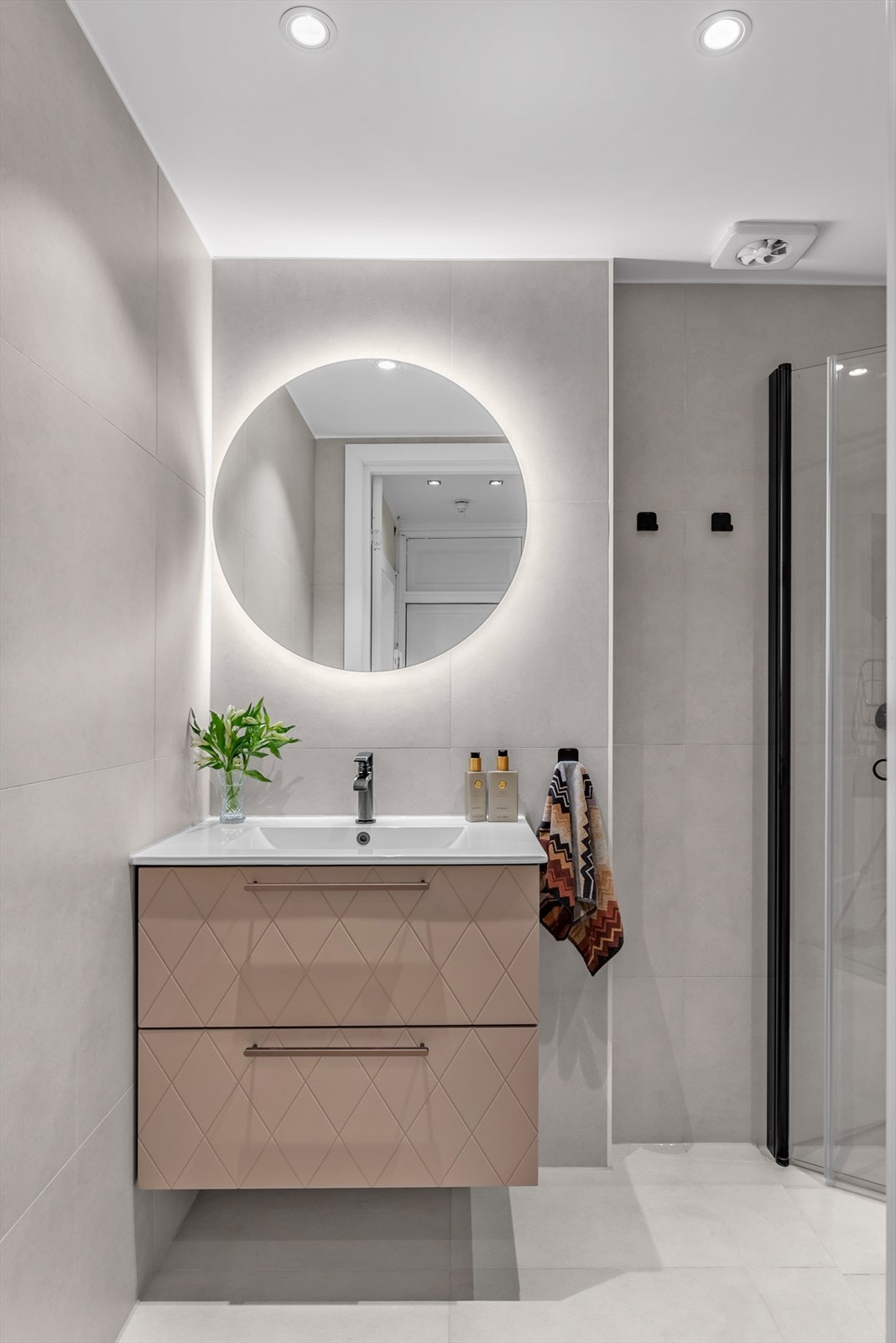 Det mulig å installere opplegg til vaskemaskin, spør megler om råd. Downlights i himling, varme i gulv og fuktstyrt baderomsvifte. Galleribilde