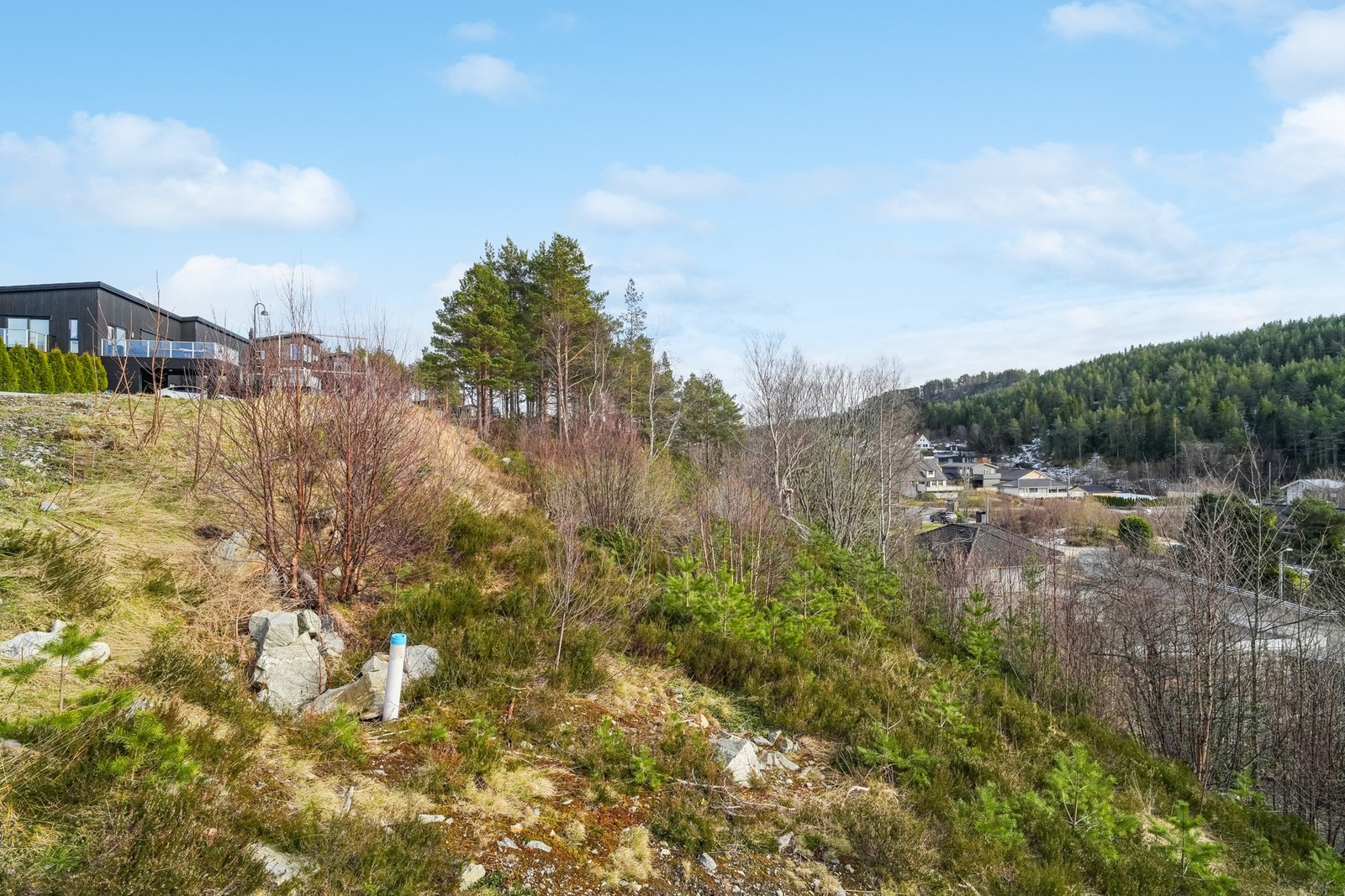 Det foreligger igangsettingstillatelse for enebolig med BRA på 339,7 kvm. Utnyttelsesgrad på tomten er 28% BYA. Galleribilde