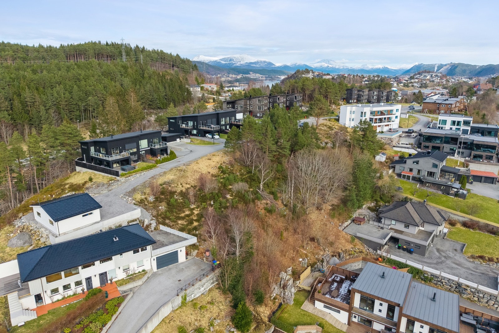 Tomten er på 1008 kvm og ligger i enden av nyetablert byggefelt. Galleribilde