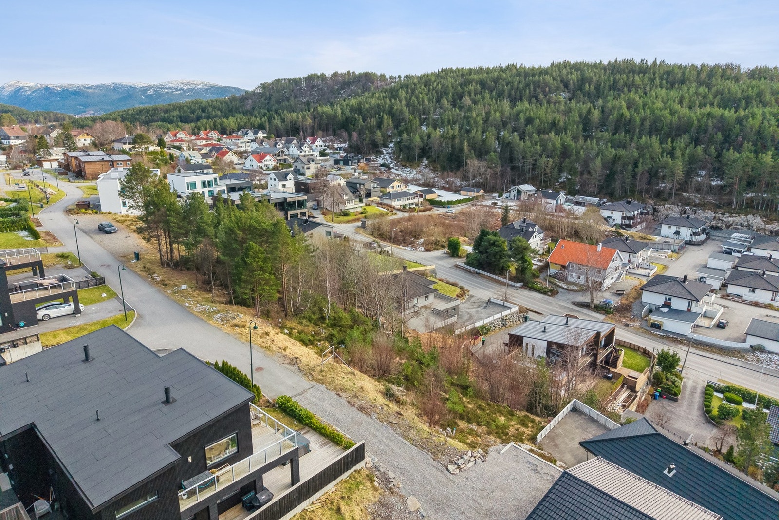Tomten ligger fint til for flotte tur- og friluftsområder. Det populære turmålet Høgnakken har du i kort gåavstand fra eiendommen. Galleribilde