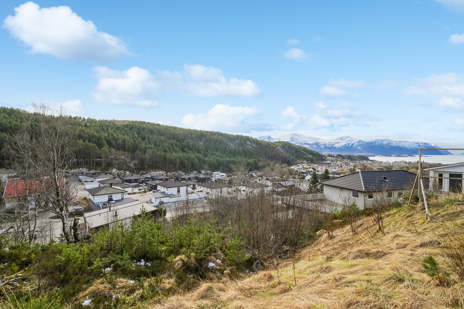 Unik beliggenhet med nydelig utsikt vestover mot blant annet Borgundfjorden, Sulafjellet, Sukkertoppen og Runde i vest. Galleribilde