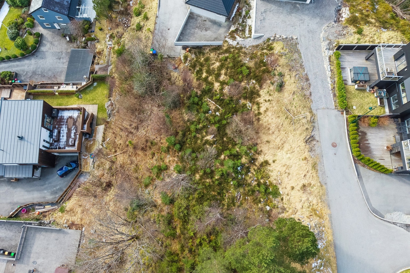 Det er asfaltert vei frem til tomten. Offentlig vann og avløp ved tomtegrense. I kjøpesummen inngår refusjon av teknisk anlegg på kr. 602 870. Galleribilde