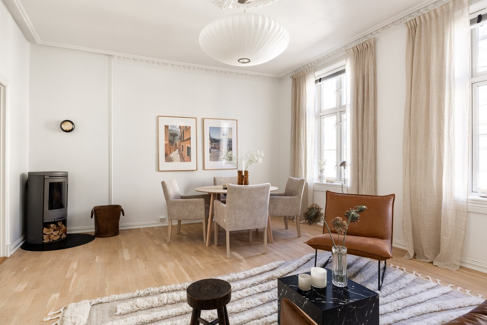Leiligheten har store vindusflater som slipper inn mye naturlig lys. Galleribilde