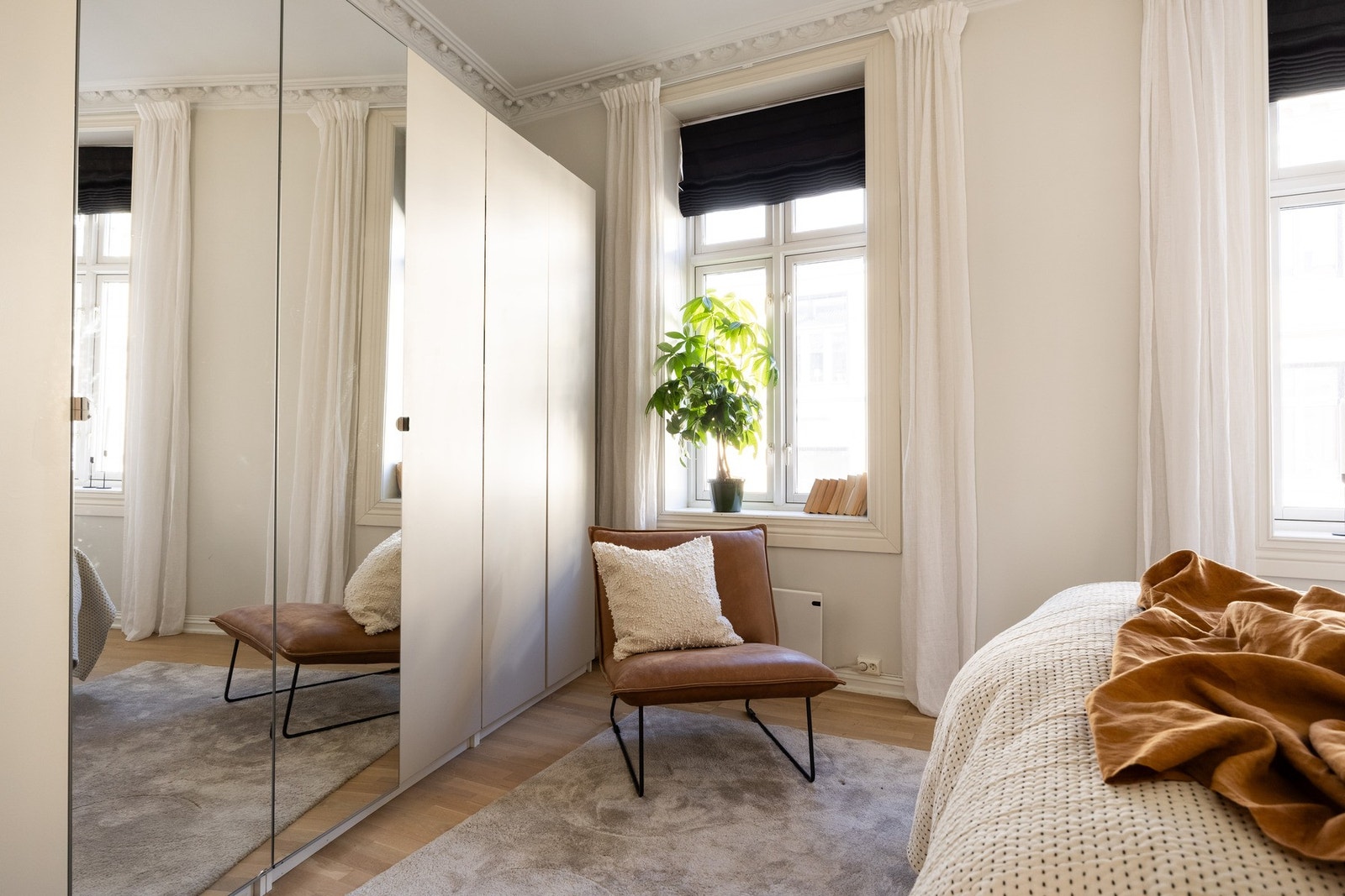 Stor garderobe, hvor man har rikelig med oppbevaringsmuligheter. Galleribilde