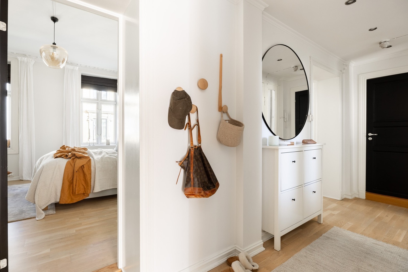 Du blir ønsket velkommen inn en i lys og romslig entré. Galleribilde