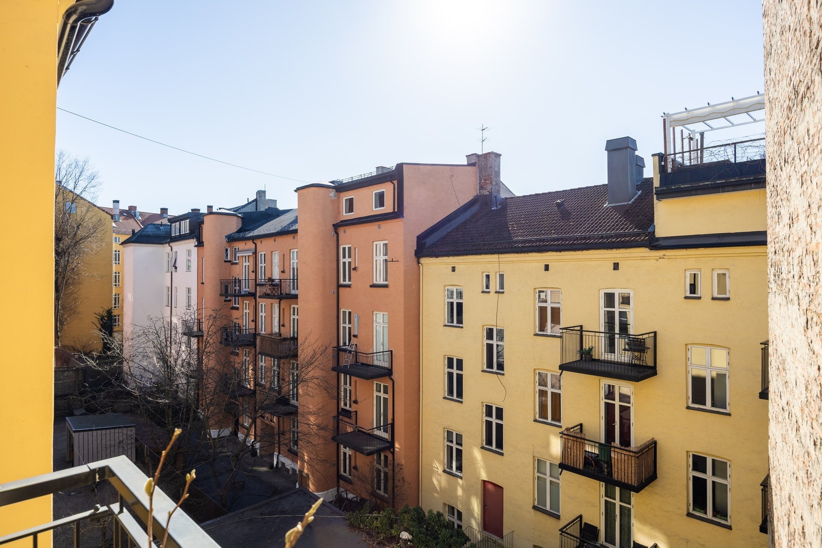 Her har man gode solforhold fra 11:00 til omkring 16:00 på sommerstid. Galleribilde