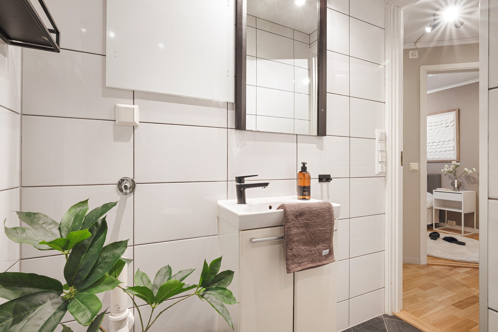 Flislagt bad med tidløs innredning og varme i gulv Galleribilde