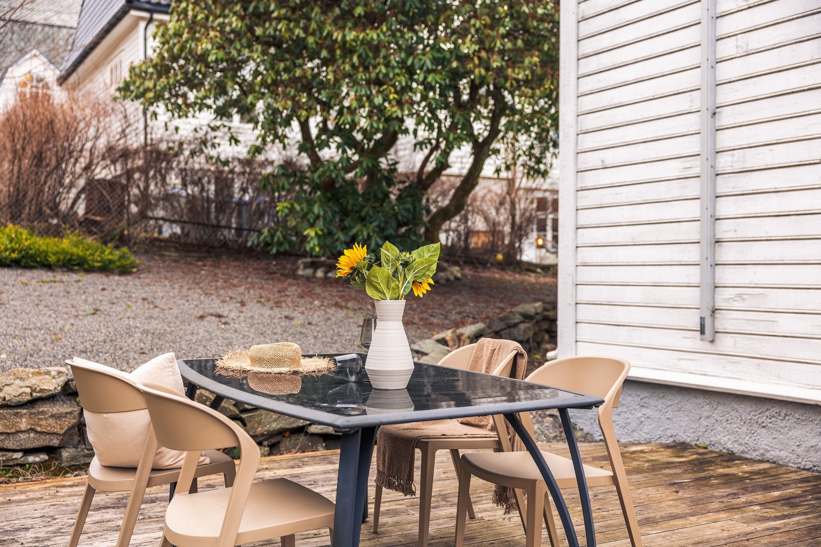 Stor felles uteplass i borettslaget er en perfekt samlingsplass på solfylte dager Galleribilde