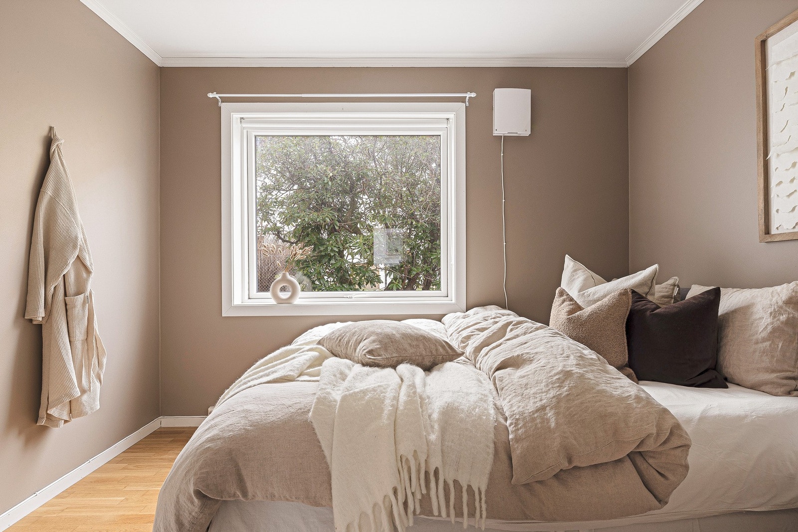 Soverommet måler i underkant av 9 kvadratmeter og fremstår lyst og romslig Galleribilde