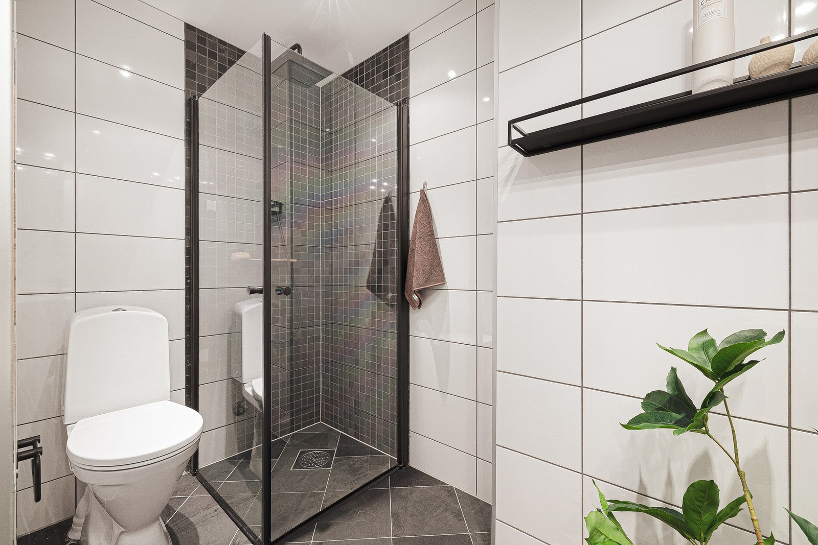 Inneholder innredning med servant, toalett, speil og dusjhjørne, samt opplegg for vaskemaskin Galleribilde