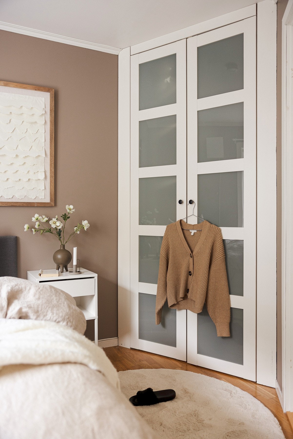 Innebygget garderobeløsning sikrer god utnyttelse av plassen på soverommet Galleribilde