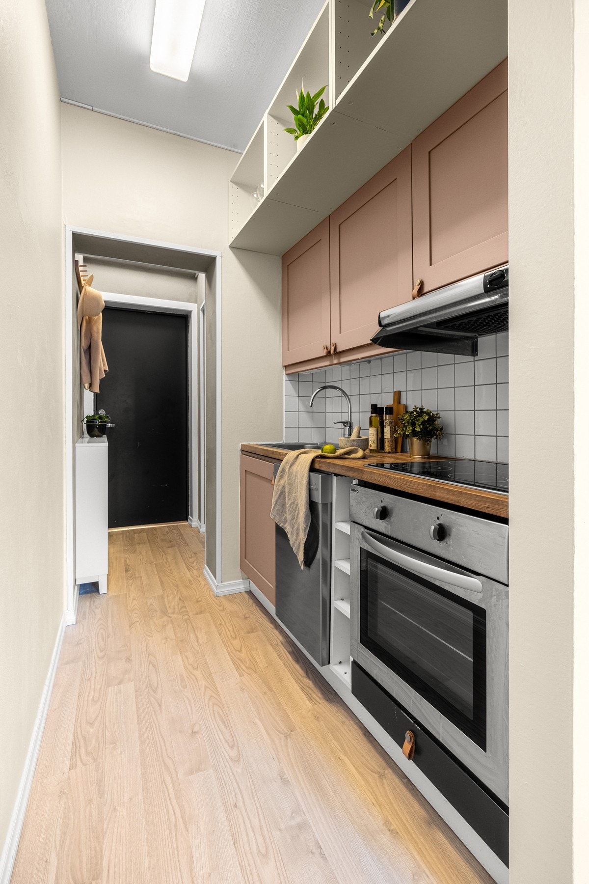 Her er det bra med oppbevaringsplass og alt du trenger for et velfungerende arbeidssted. Galleribilde