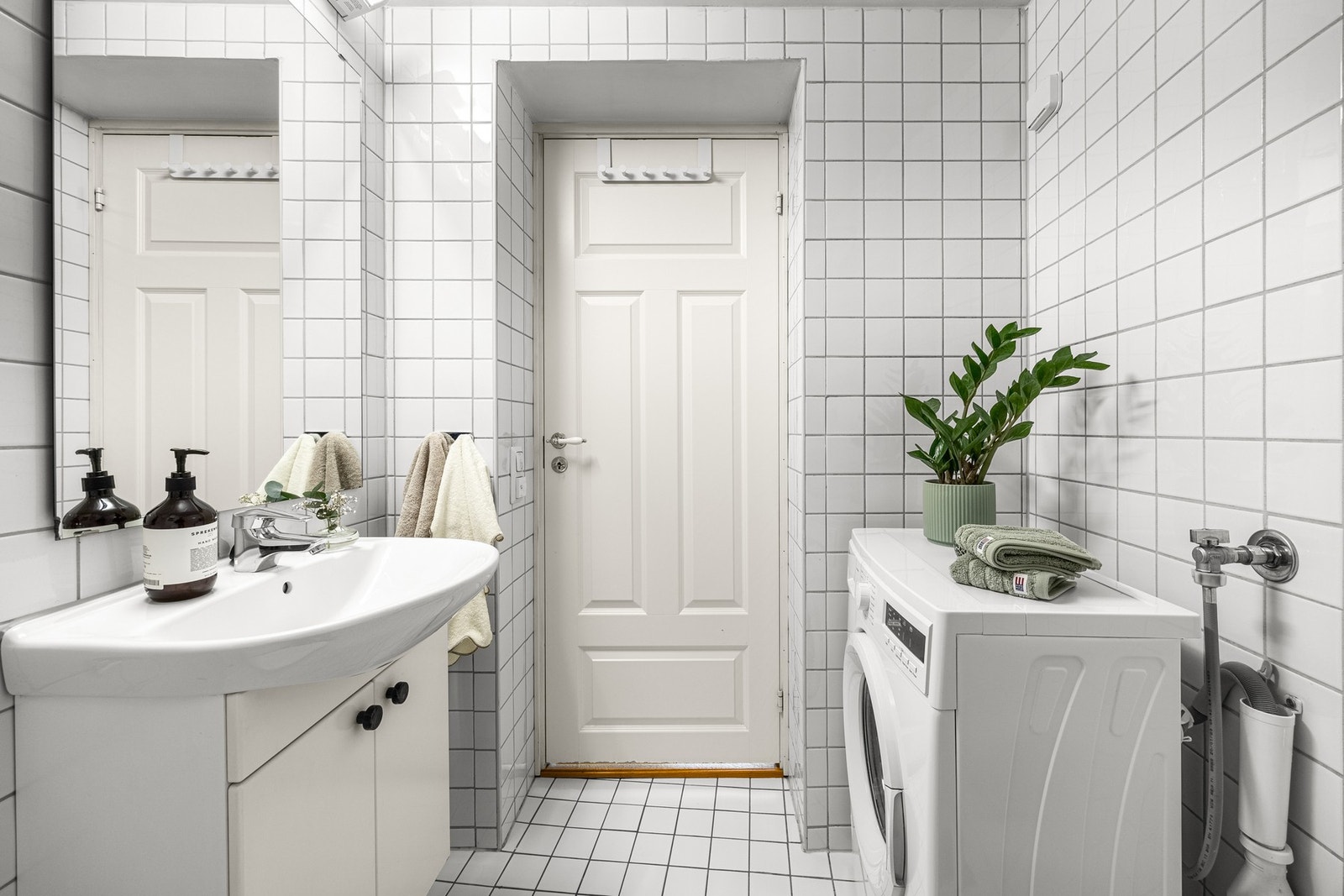 Badet er fra 2004, tatt i regi av boretsslaget. Det har fliser, varme i gulv og opplegg for vaskemaskin. Galleribilde