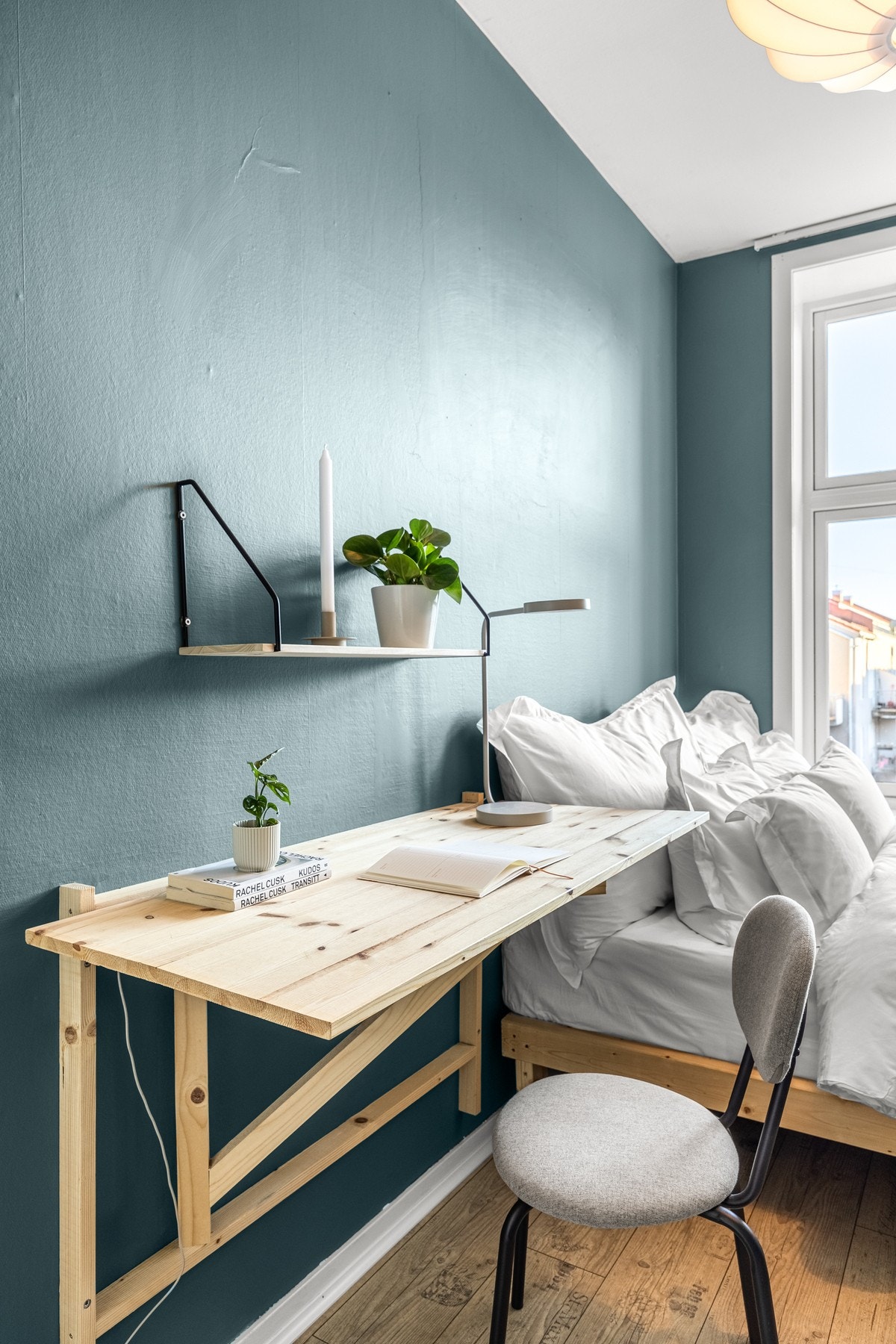 Det er også montert en kontorpult som enkelt kan foldes. Galleribilde