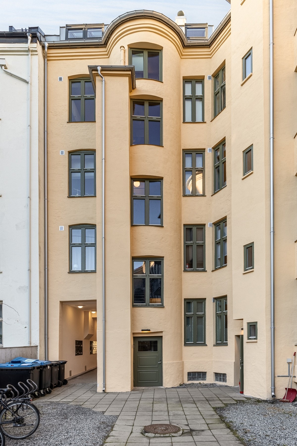 Bakgården er godt isolert og det er trygt for oppbevaring av for eksempel sykkel. Galleribilde