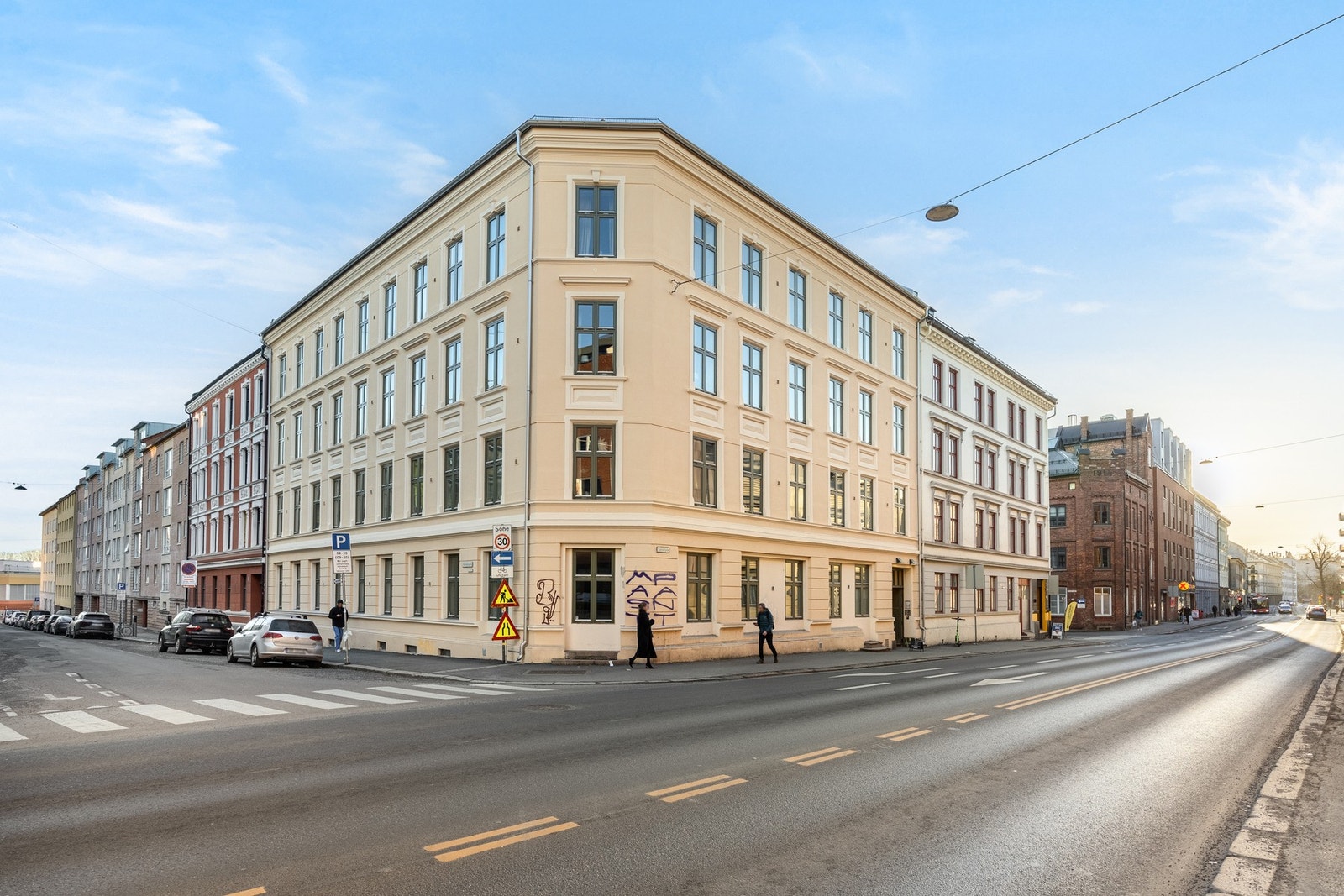 Fasaden er pusset opp i sin helhet i 2024, sammen med taket. Galleribilde