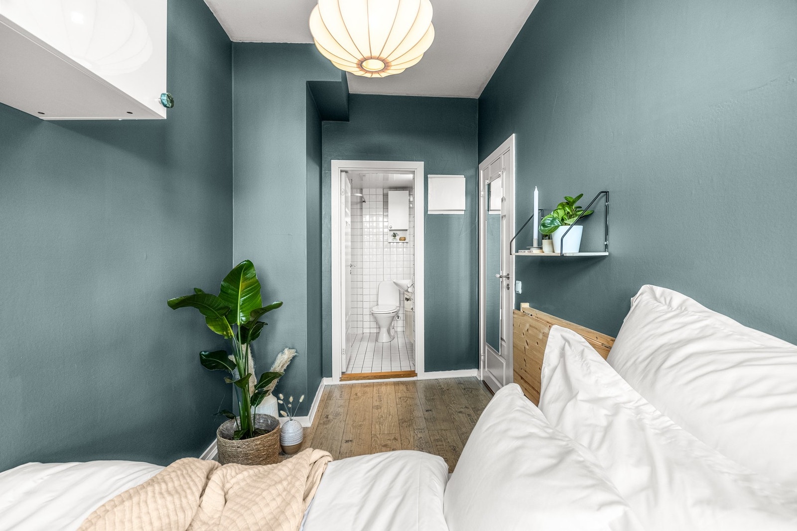 Soverommet har godt med lysinnslipp og vender mot bakgård Galleribilde