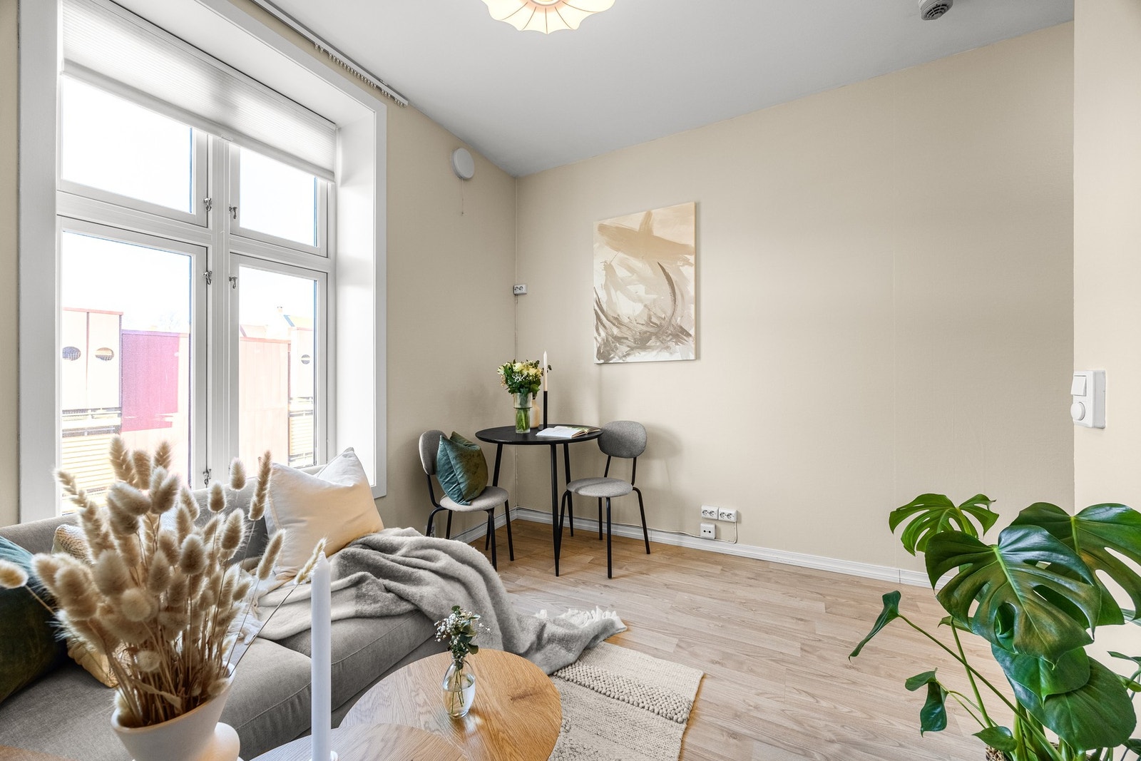 I stuen har du både plass til sofagruppe og et hyggelig spisebord. Galleribilde