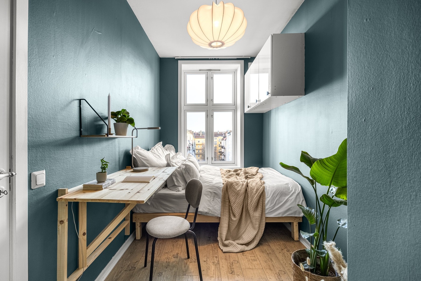 Her er det smarte løsninger med blant annet plassbygd seng og vegghengte skap. Galleribilde