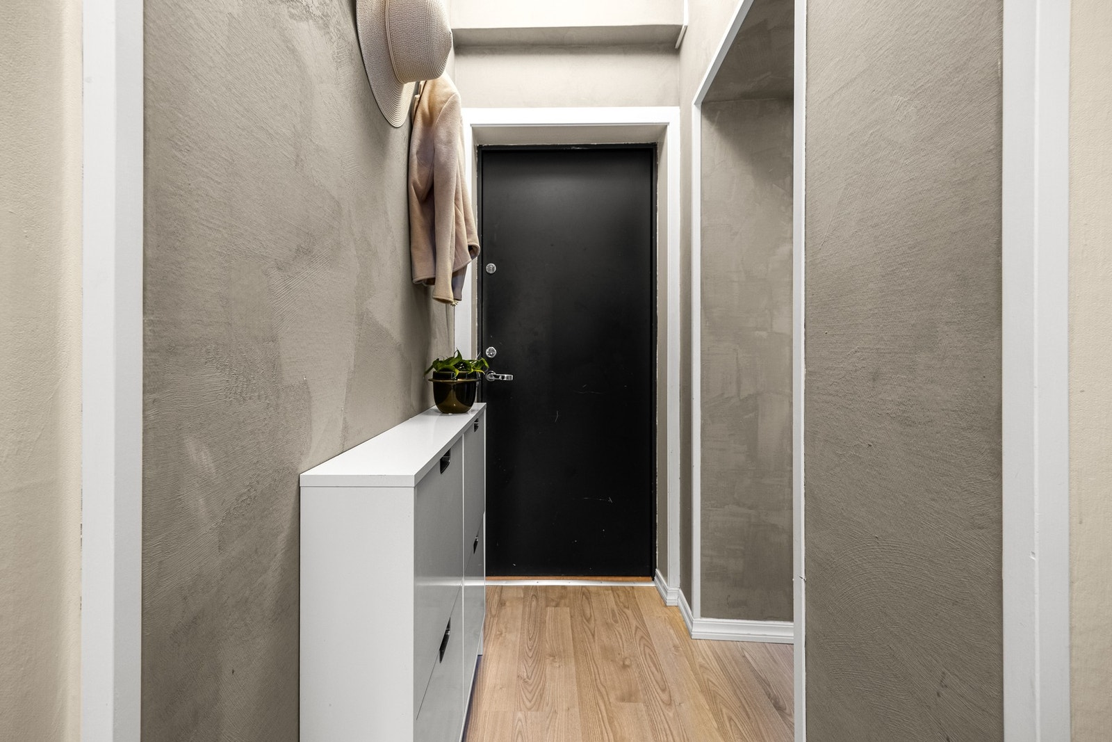 Det er plass til skooppbevaring og knagger til yttertøy. Galleribilde