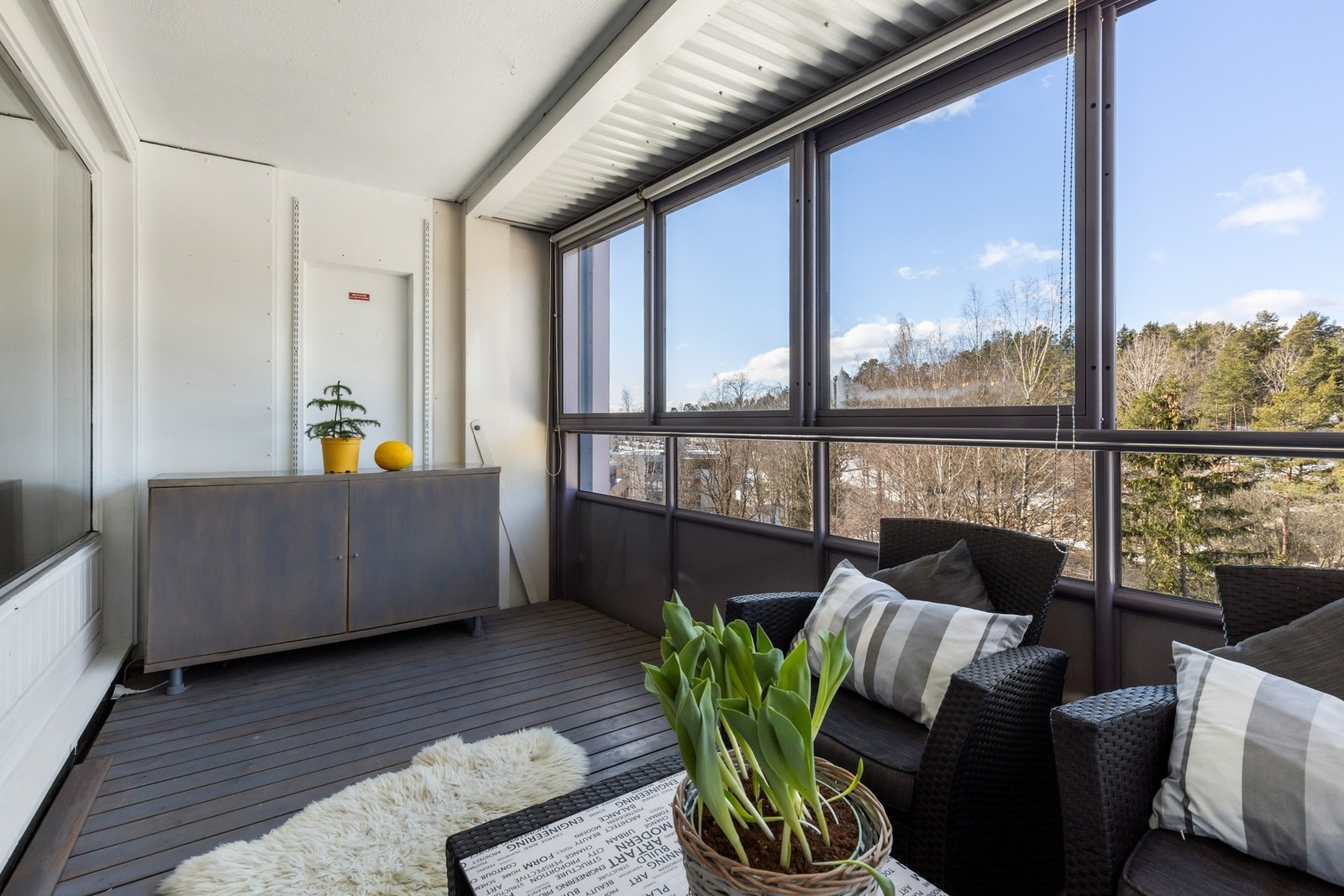 Med komfortable møbler, som puter og lamper eller levende lys kan du gjøre balkongen til en favorittplass for både deg selv og gjestene dine. Det skaper en hyggelig atmosfære på kveldstid. Galleribilde