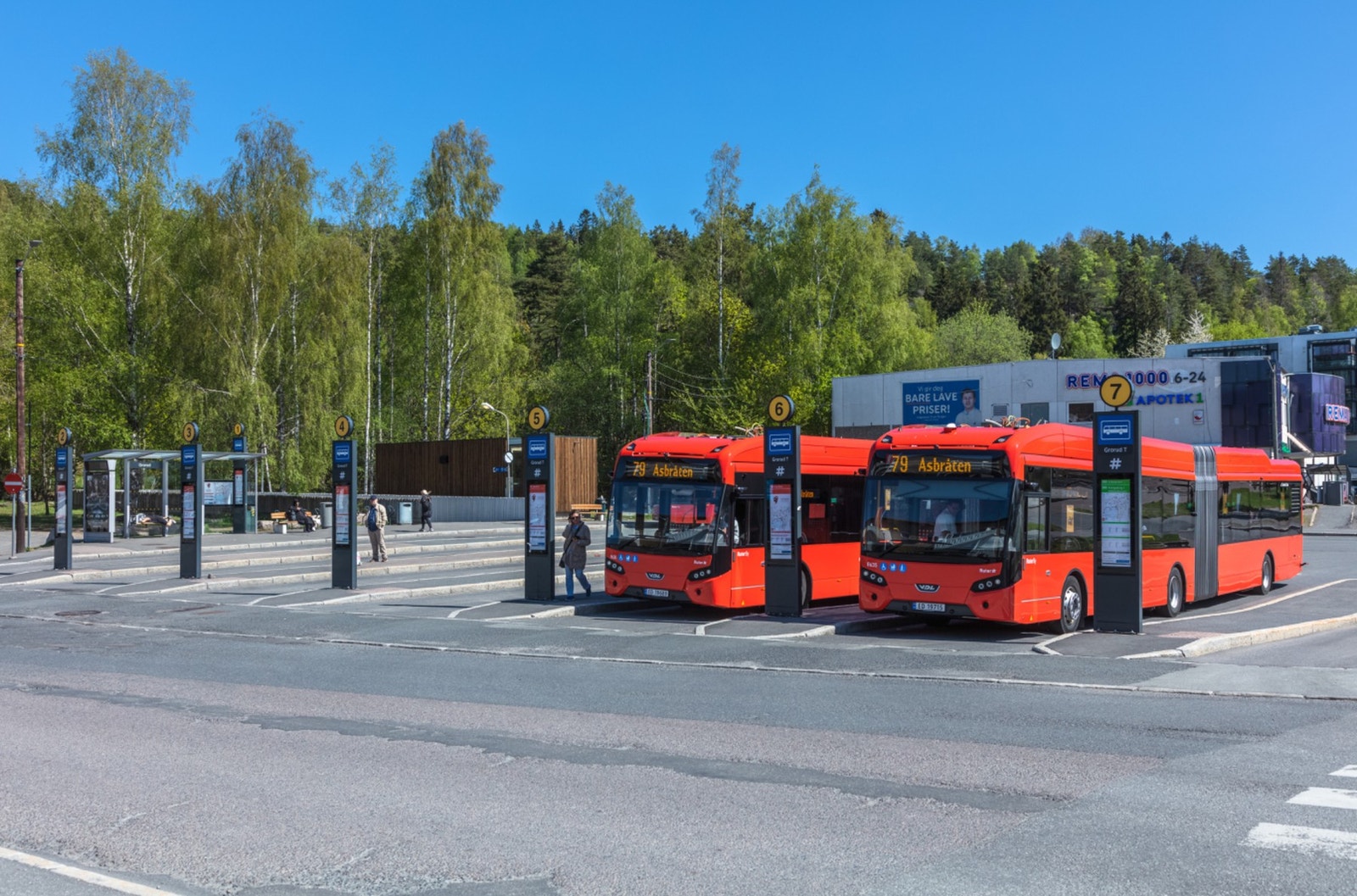 Grorud busstasjon er et viktig knutepunkt for kollektivtransport i Groruddalen. Den ligger strategisk plassert og gir enkel tilgang til både lokale og regionale busslinjer. I tillegg er stasjonen koblet til Grorud T-banestasjon, som gir videre forbindelse Galleribilde