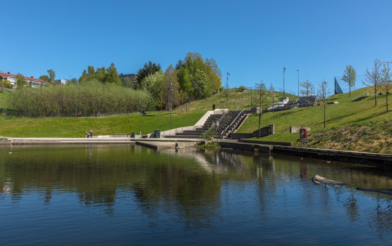Grorudparken er et populært og vakkert grøntområde som er kjent for sin kombinasjon av naturlige landskapselementer og moderne rekreasjonsfasiliteter, som gjør den til et ideelt sted for avslapning og aktivitet. Galleribilde