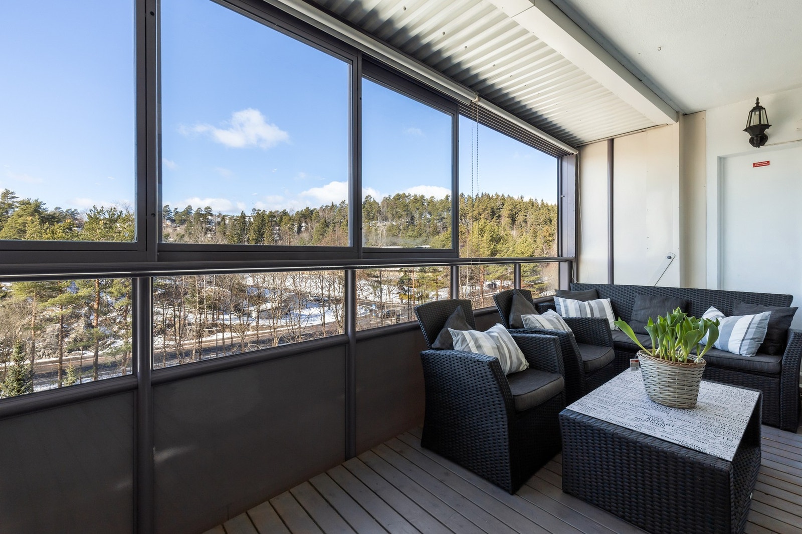 Boligen har en praktisk planløsning som består av entre og gang, tre soverom, stue/kjøkken, baderom, wc, innvendig bod og innglasset balkong. Galleribilde