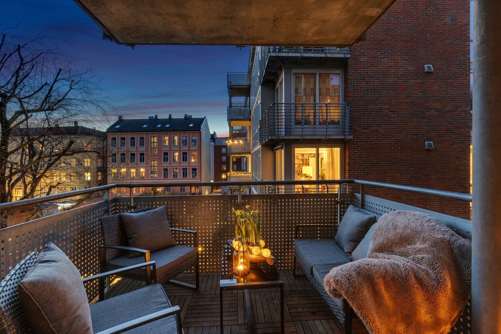 God plass til utemøbler, grill og beplantning. Balkongen er overbygd Galleribilde