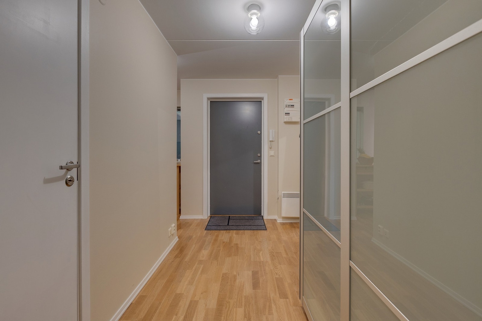 Innbydende og praktisk entré med skyvedørsgarderobe. Det er montert dørcalling Galleribilde