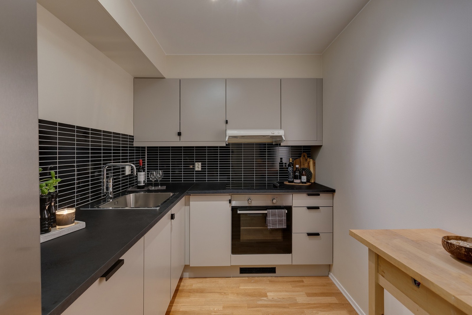 Lekkert, separat kjøkken med nye fronter og benkeplate i 2025 Galleribilde