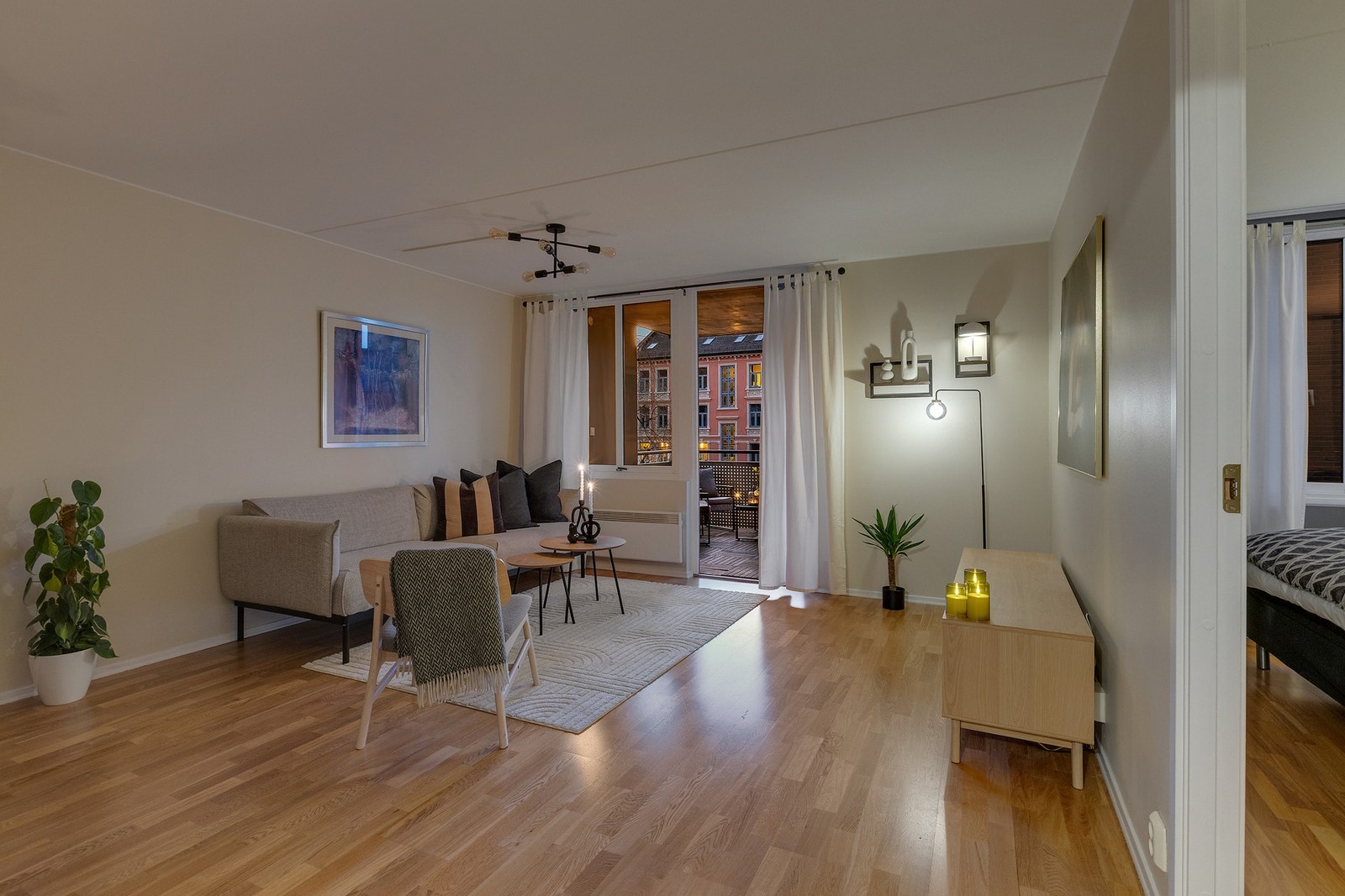 I stuen er det god plass til sofa med tilhørende møblement Galleribilde