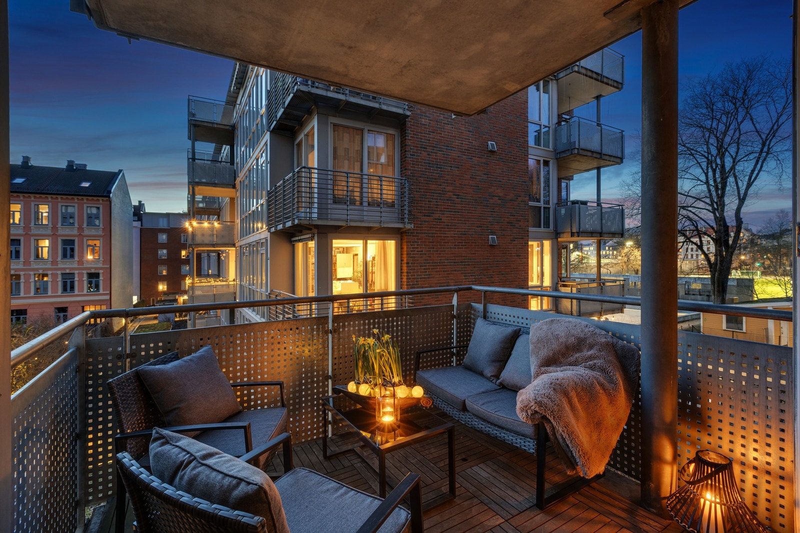 Balkongen har tretremmer på gulv og veggmontert stikkkontakt Galleribilde