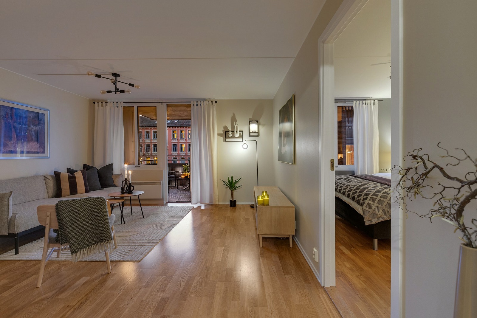 Store vinduer som slipper inn rikelig med naturlig lys Galleribilde