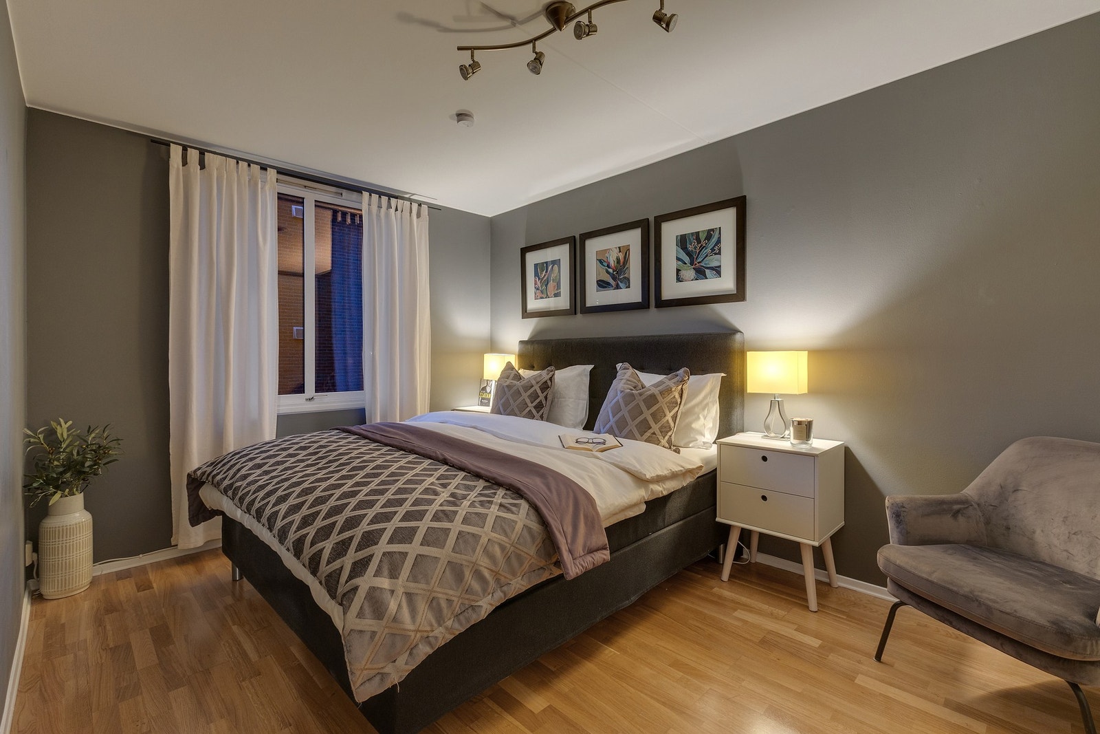 Romslig soverom med god plass til dobbeltseng og nattbord Galleribilde