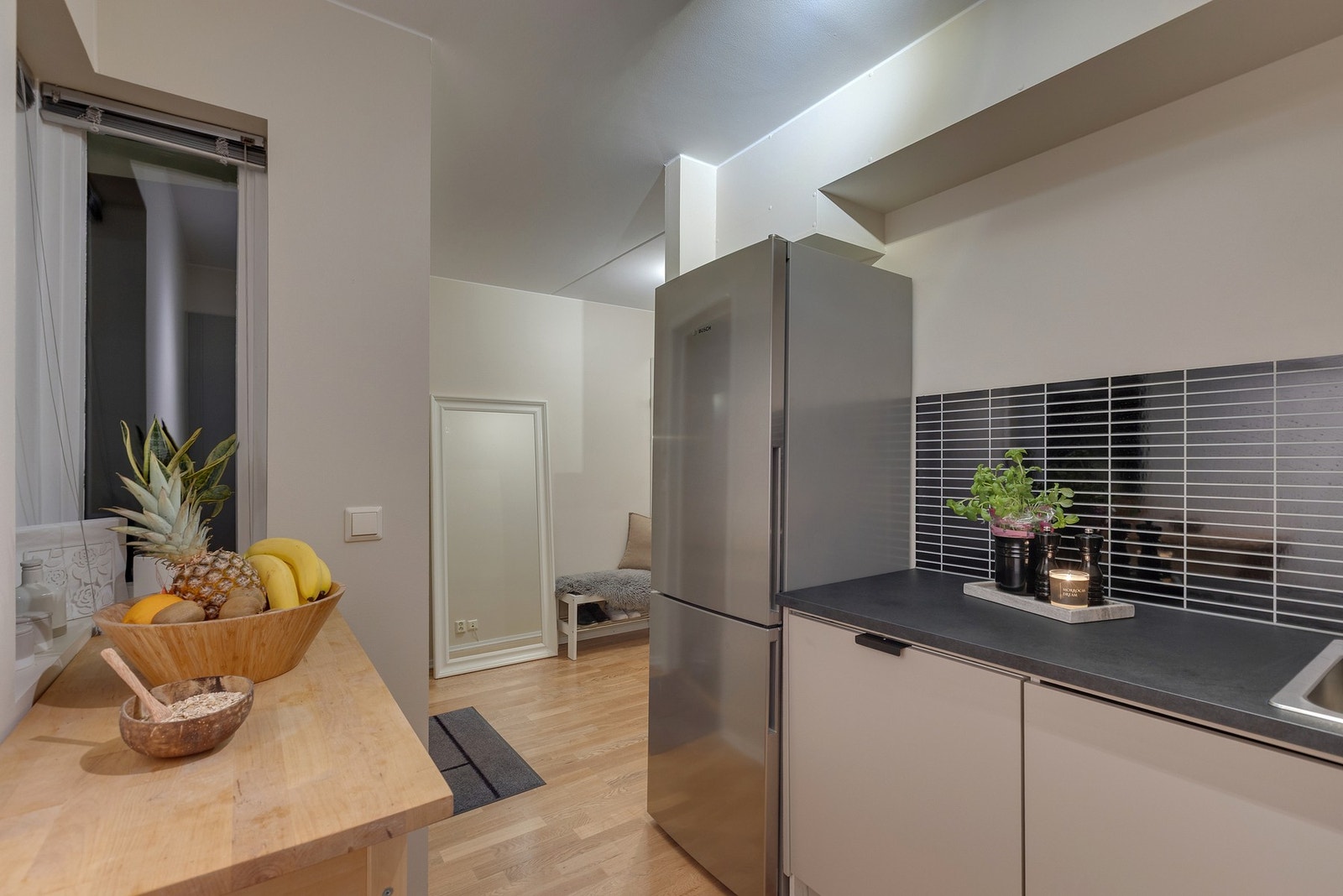 Praktisk arbeidsbenk. Godt med lysinnslipp fra vindu Galleribilde