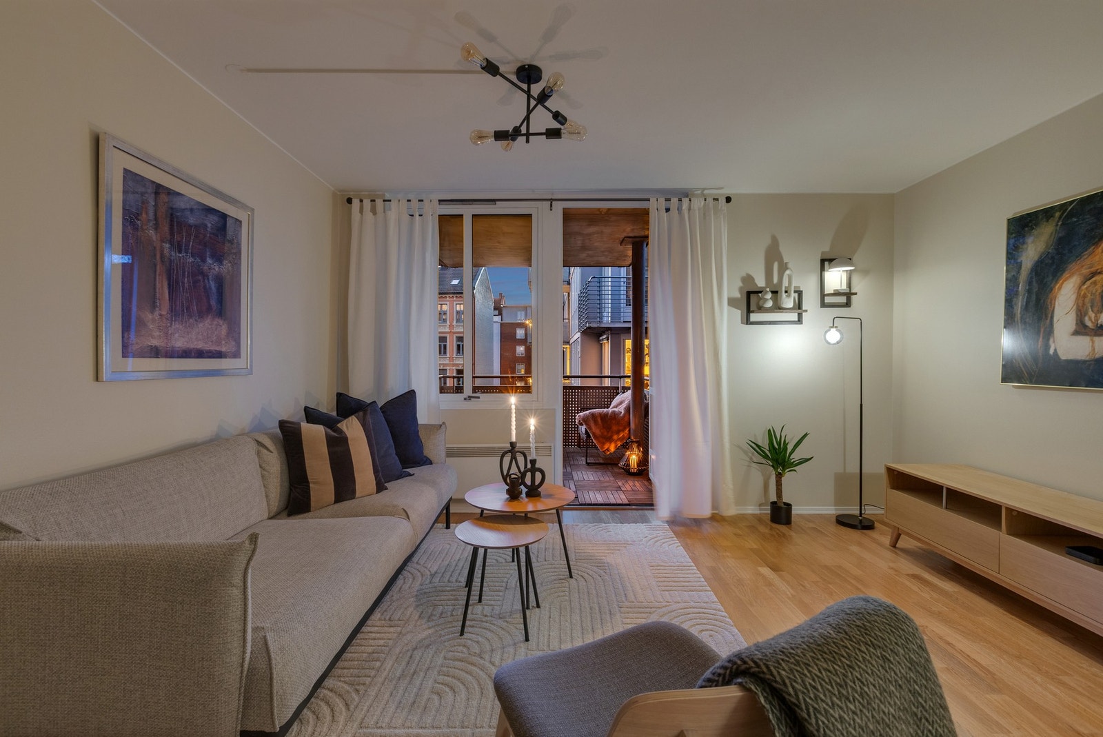 Stuen er av god størrelse med plass til ønsket møblement Galleribilde