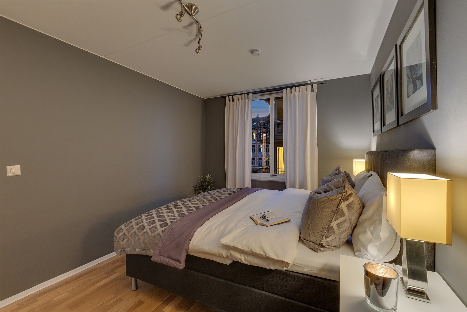 Stort vindu som slipper inn rikelig med naturlig lys Galleribilde