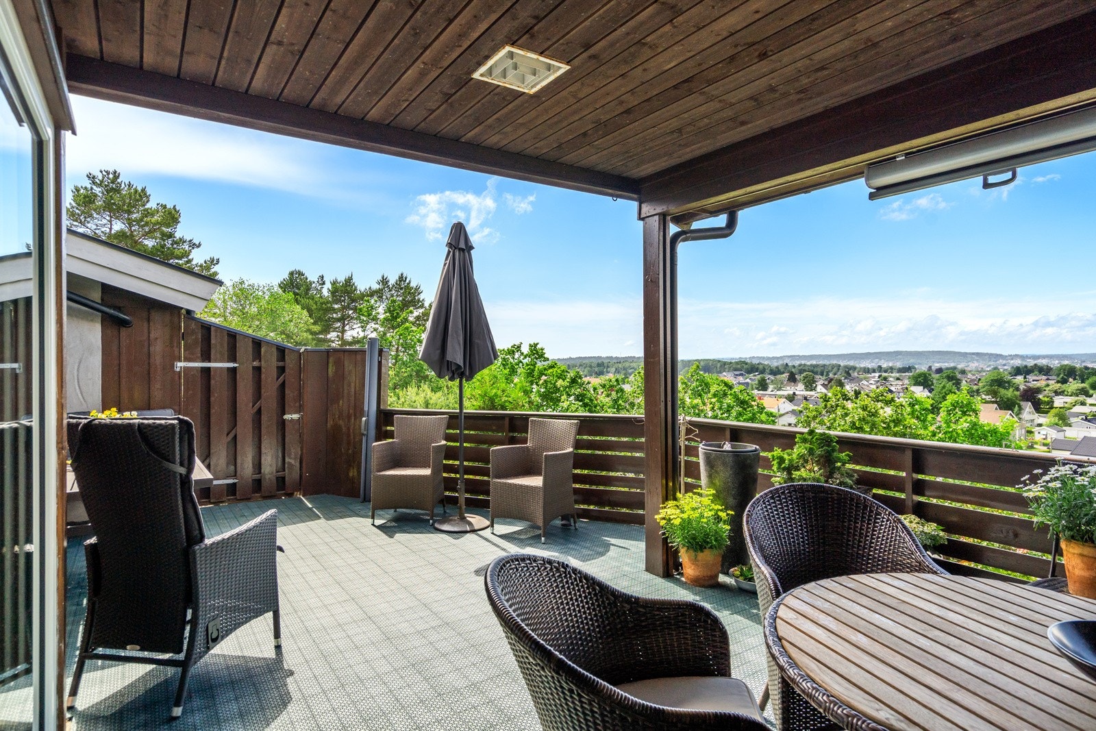 Overbygget og lun terrassekrok Galleribilde