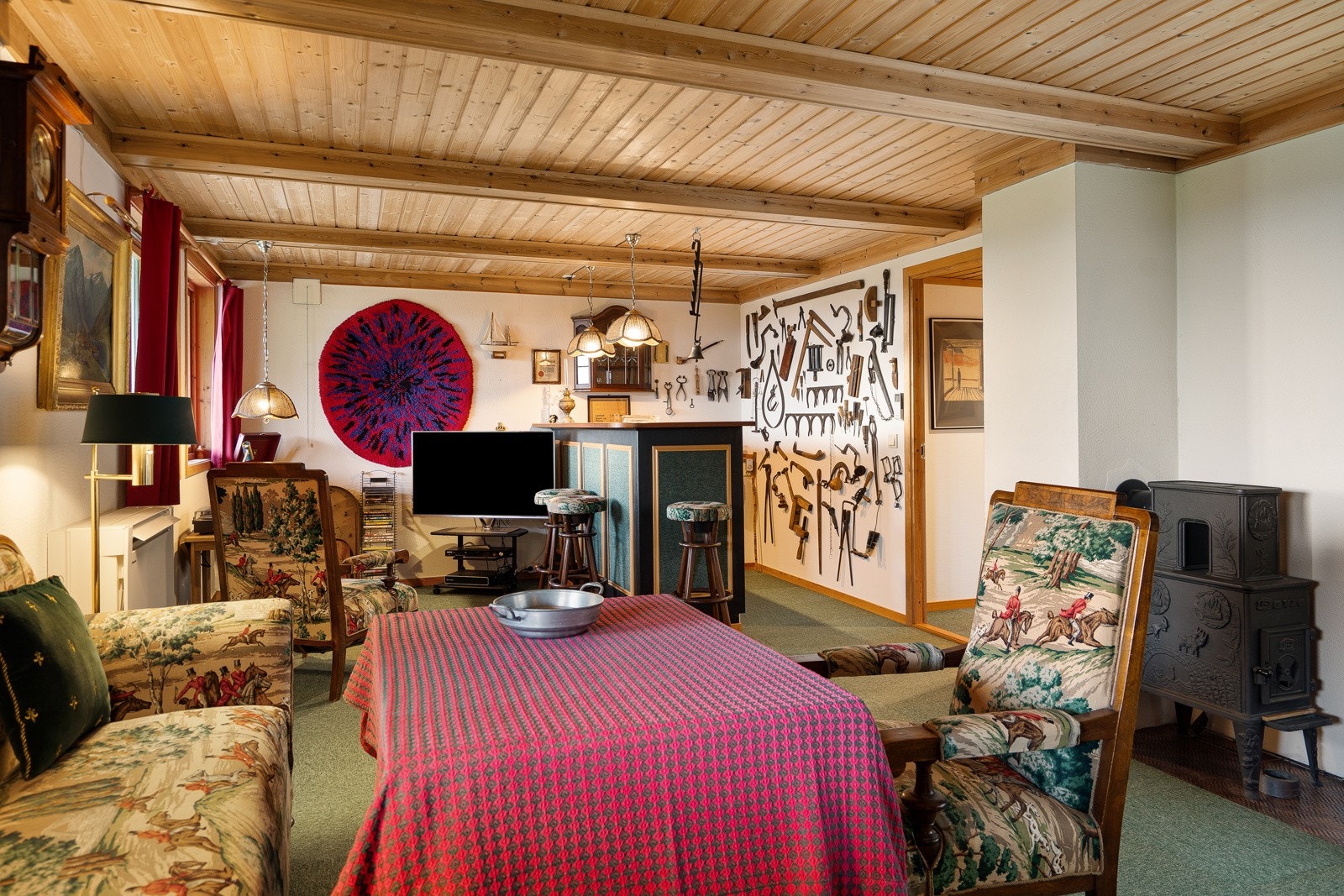 Kjellerstue med bar og utgang til hagen Galleribilde