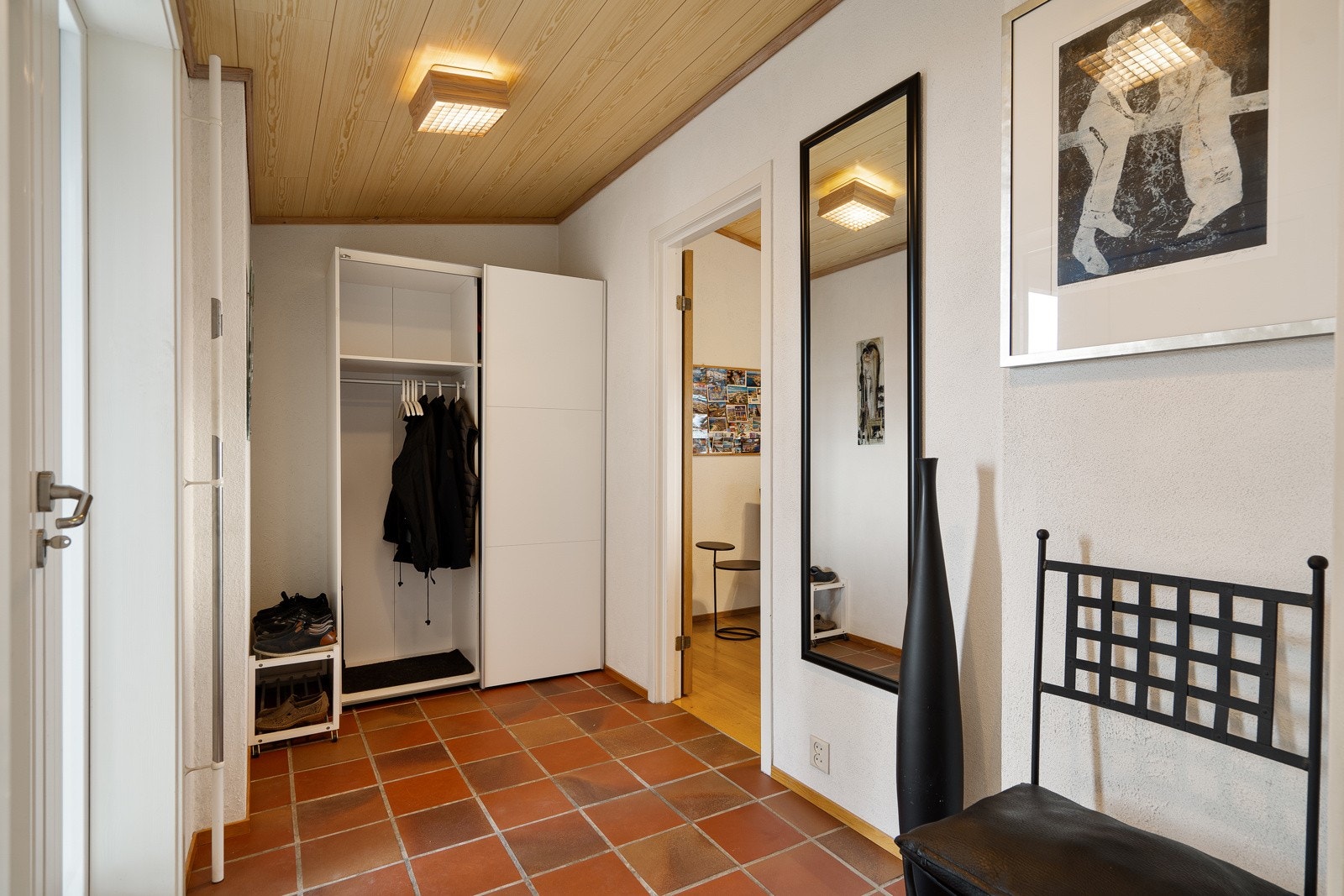 Romslig hall med garderobeplass Galleribilde