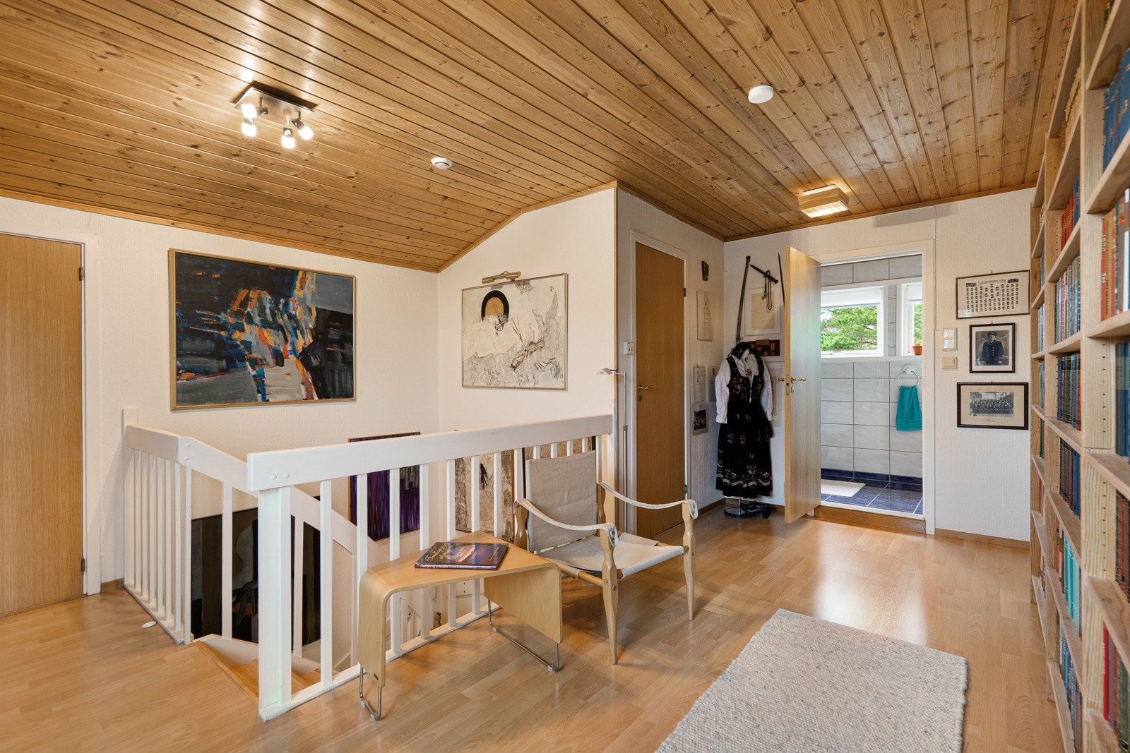 Gang i 2. etg - Her finner du 2 soverom, et bad, samt bod og et stort lagringsloft Galleribilde