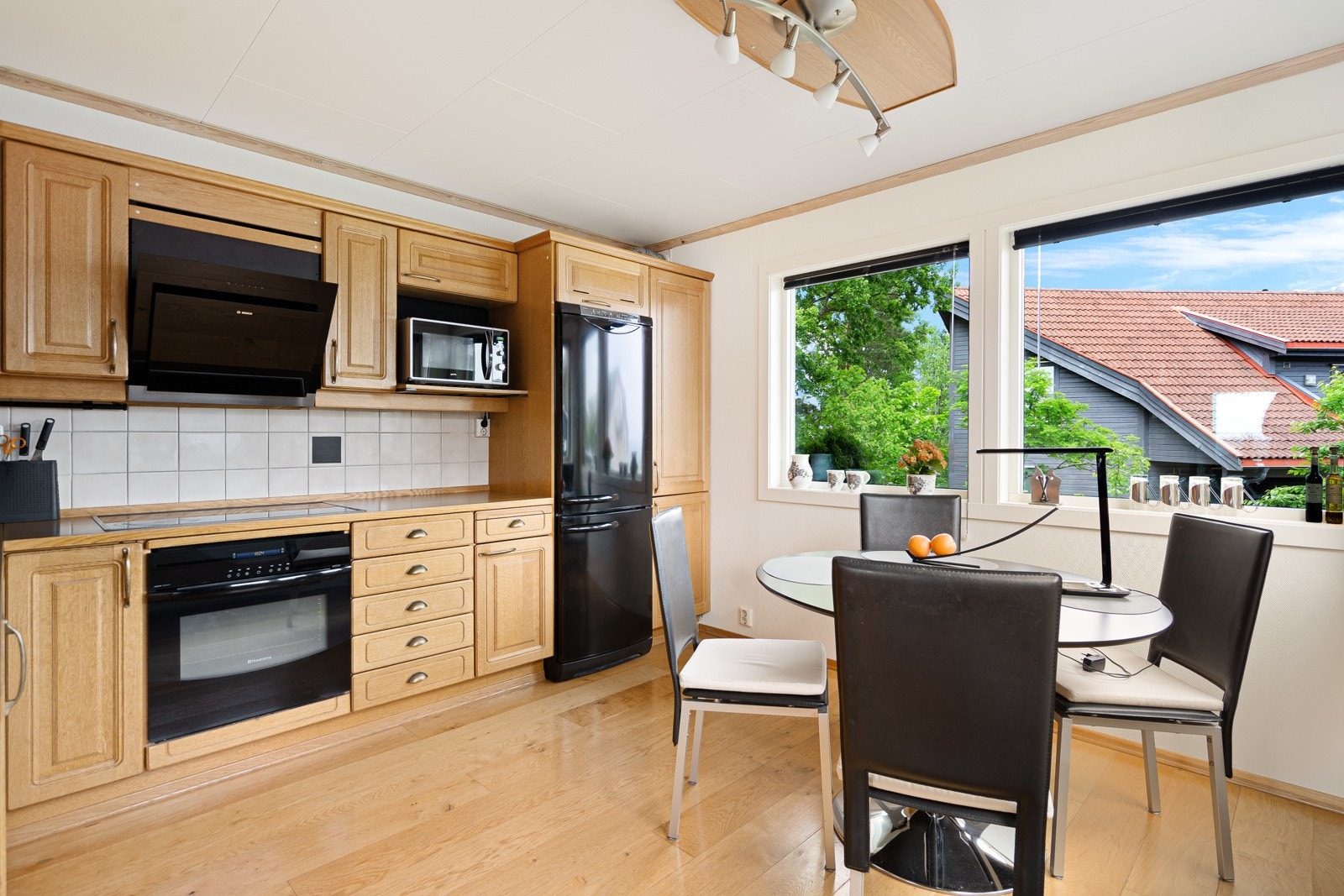 Kjøkken i heltreinnredning og integrerte hvitevarer Galleribilde