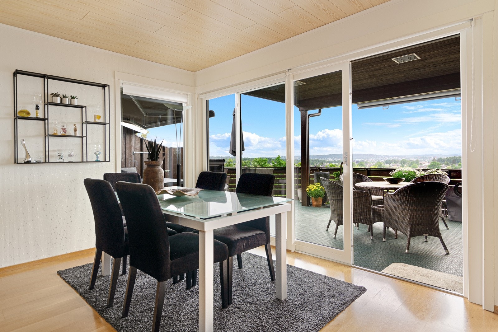 Spisestue med utgang til vestvendt og usjenert terrasse Galleribilde